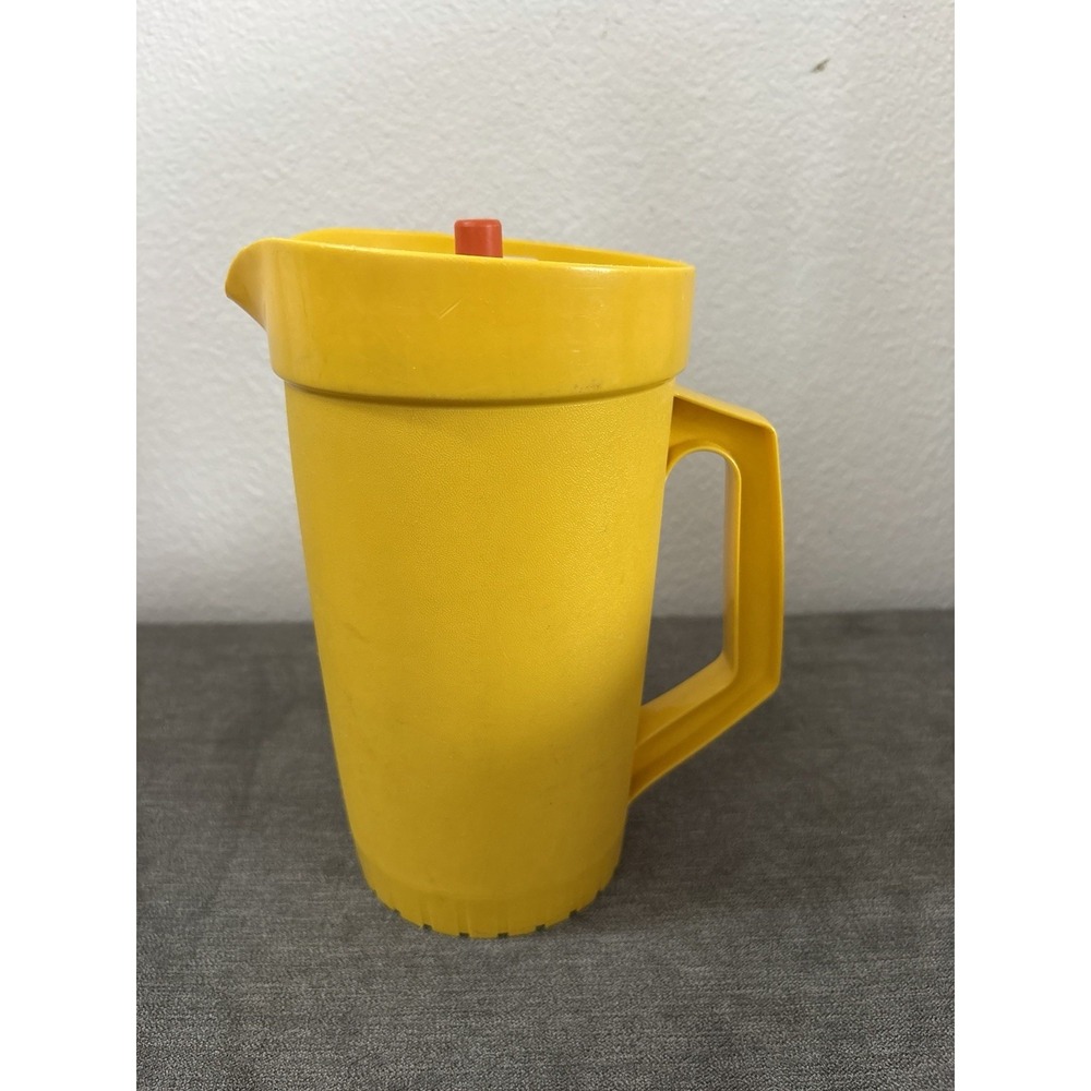 Vintage Tupperware Yellow 2 QtBeverage Pitcher Push Button Lid 800 Made in USA